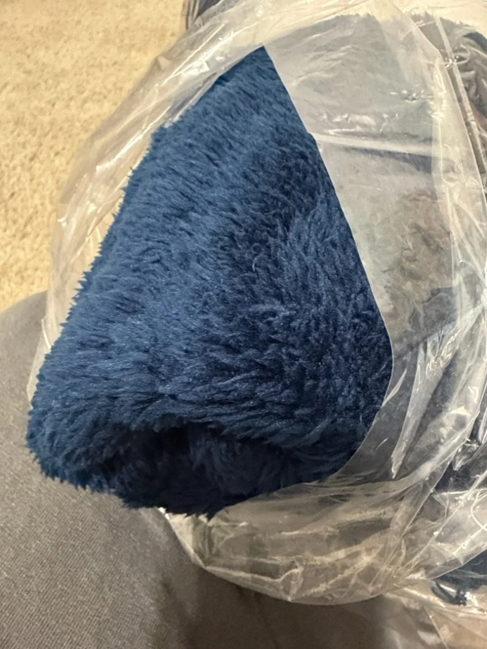 NWT Berkshire Wearable Throw - Navy - Picture 2 of 2
